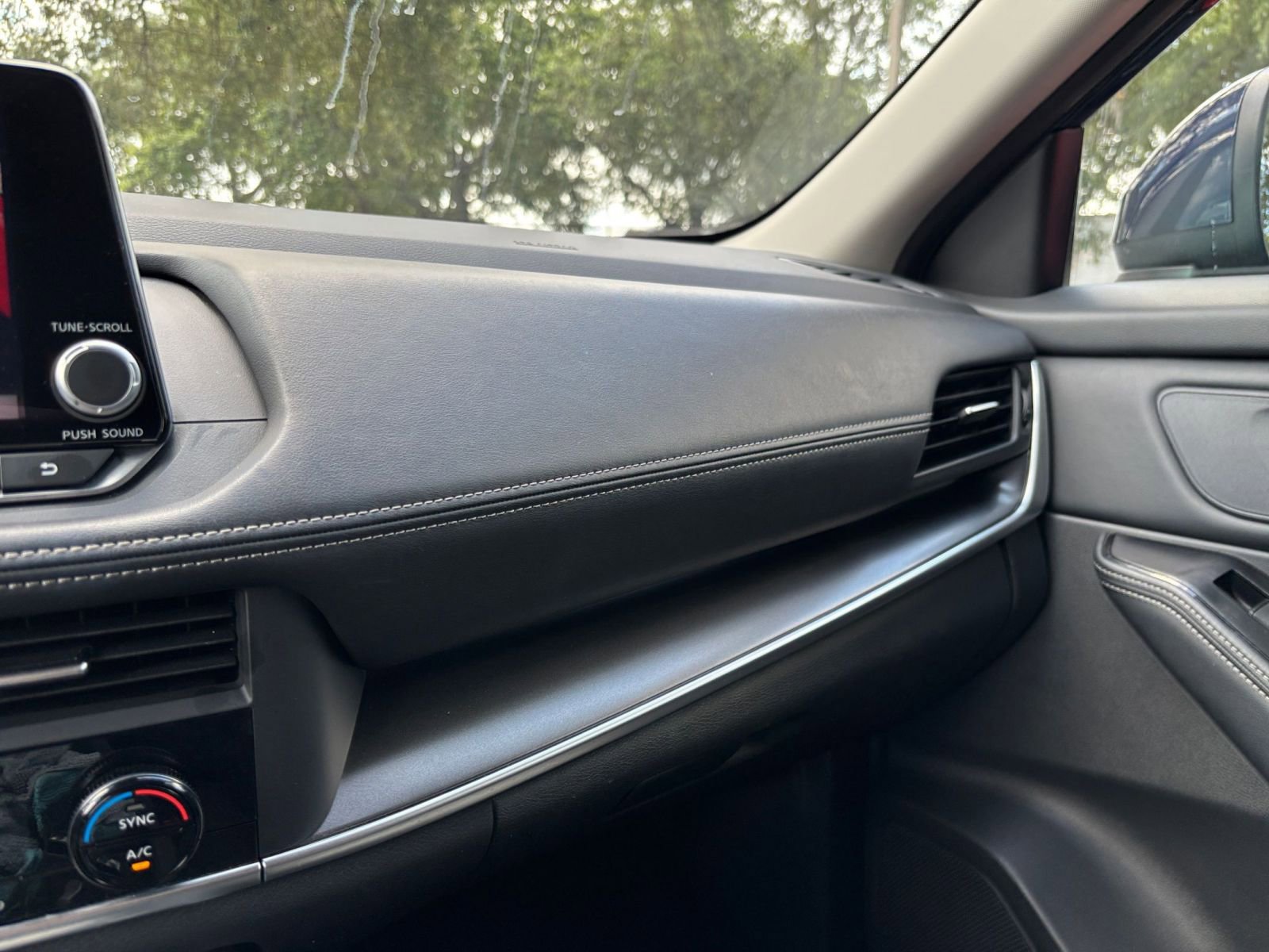 Used 2025 Nissan Rogue SV FWD image 36