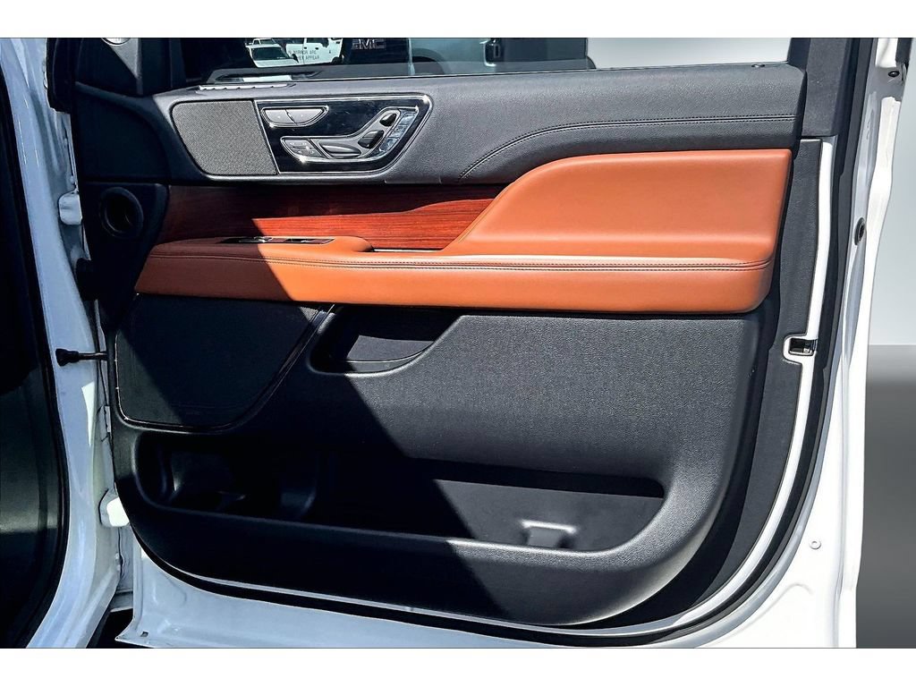 Used 2021 Lincoln Navigator Reserve AWD/4WD image 27