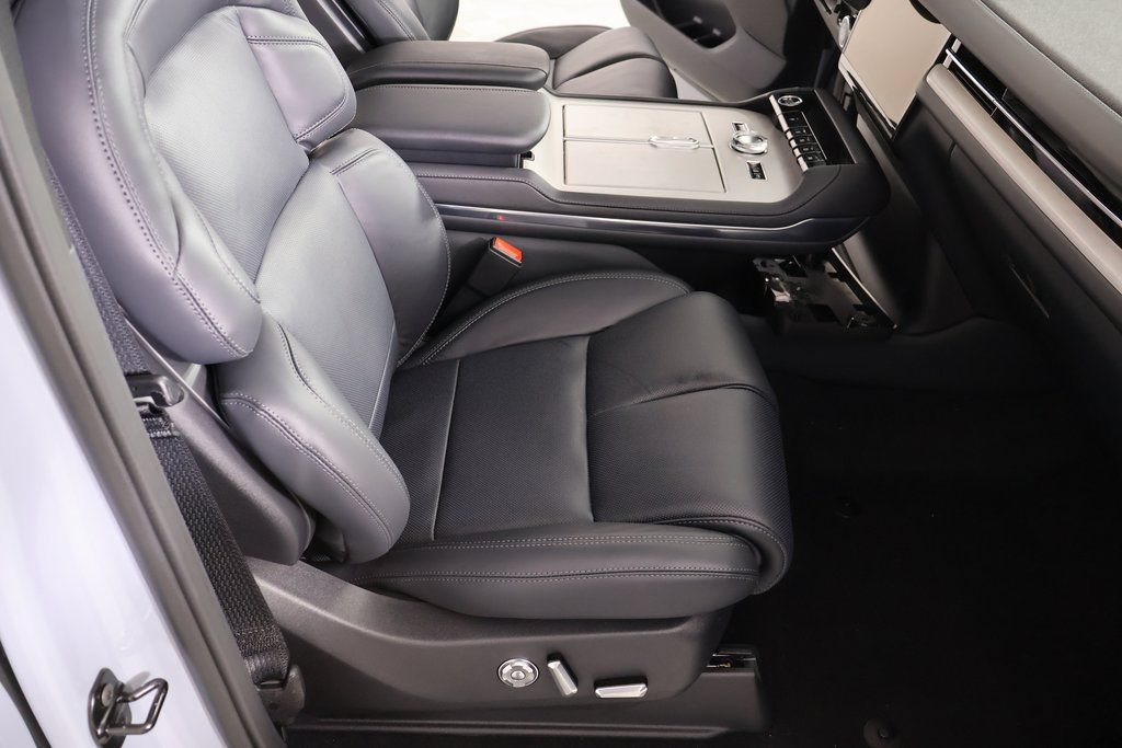 New 2025 Lincoln Navigator Reserve w/ Jet Appearance Package AWD/4WD image 14