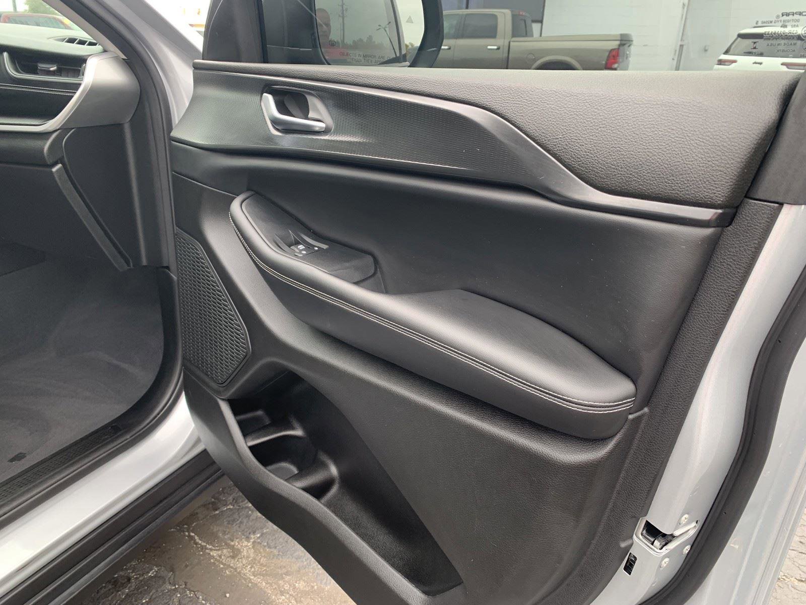 Used 2023 Jeep Grand Cherokee Laredo X image 11