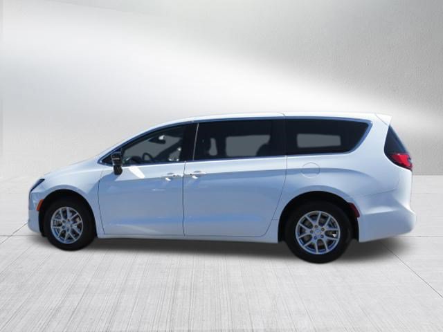 New 2027 Chrysler Pacifica Select FWD image 6