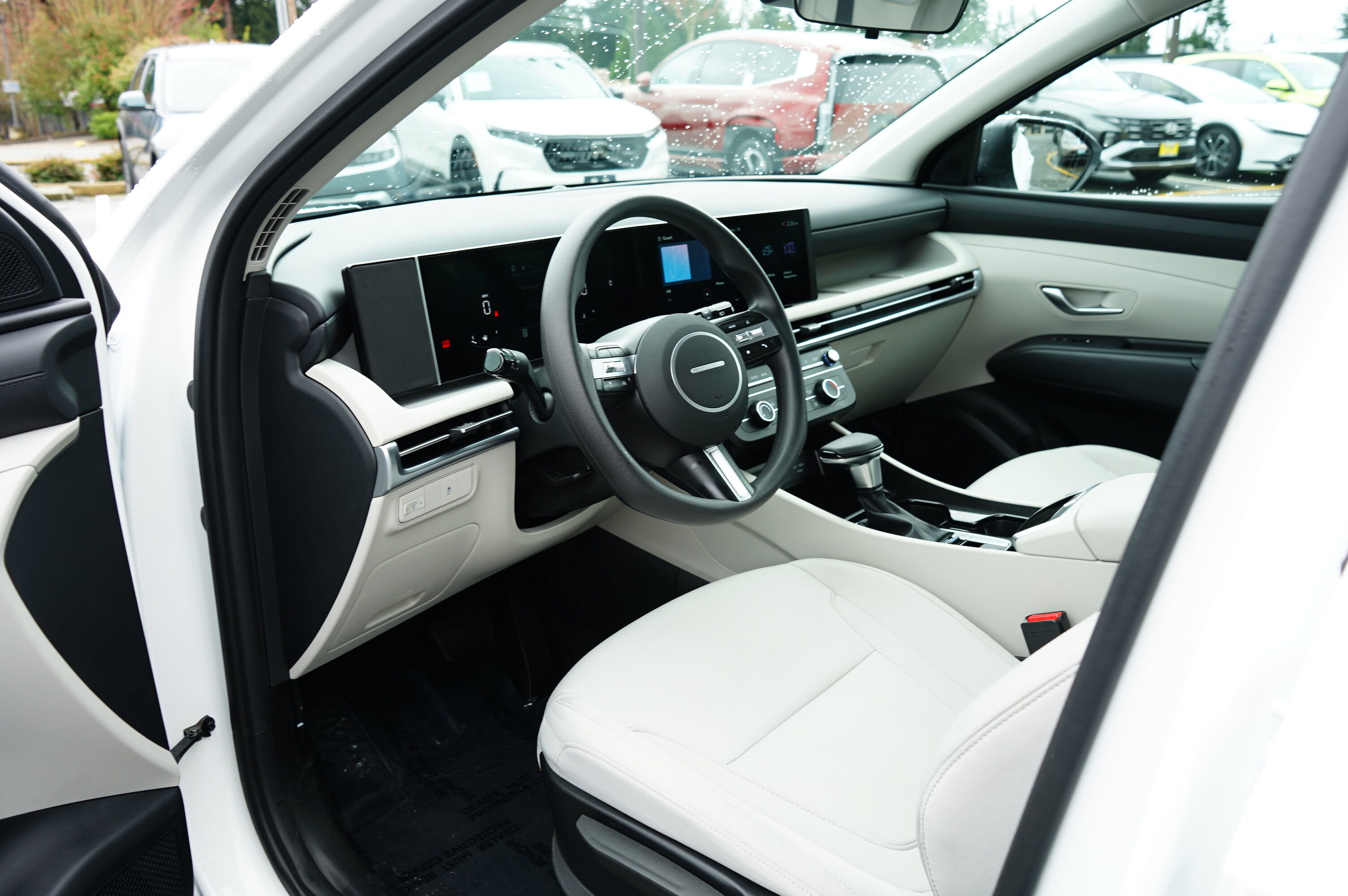 Used 2025 Hyundai Tucson SE image 12