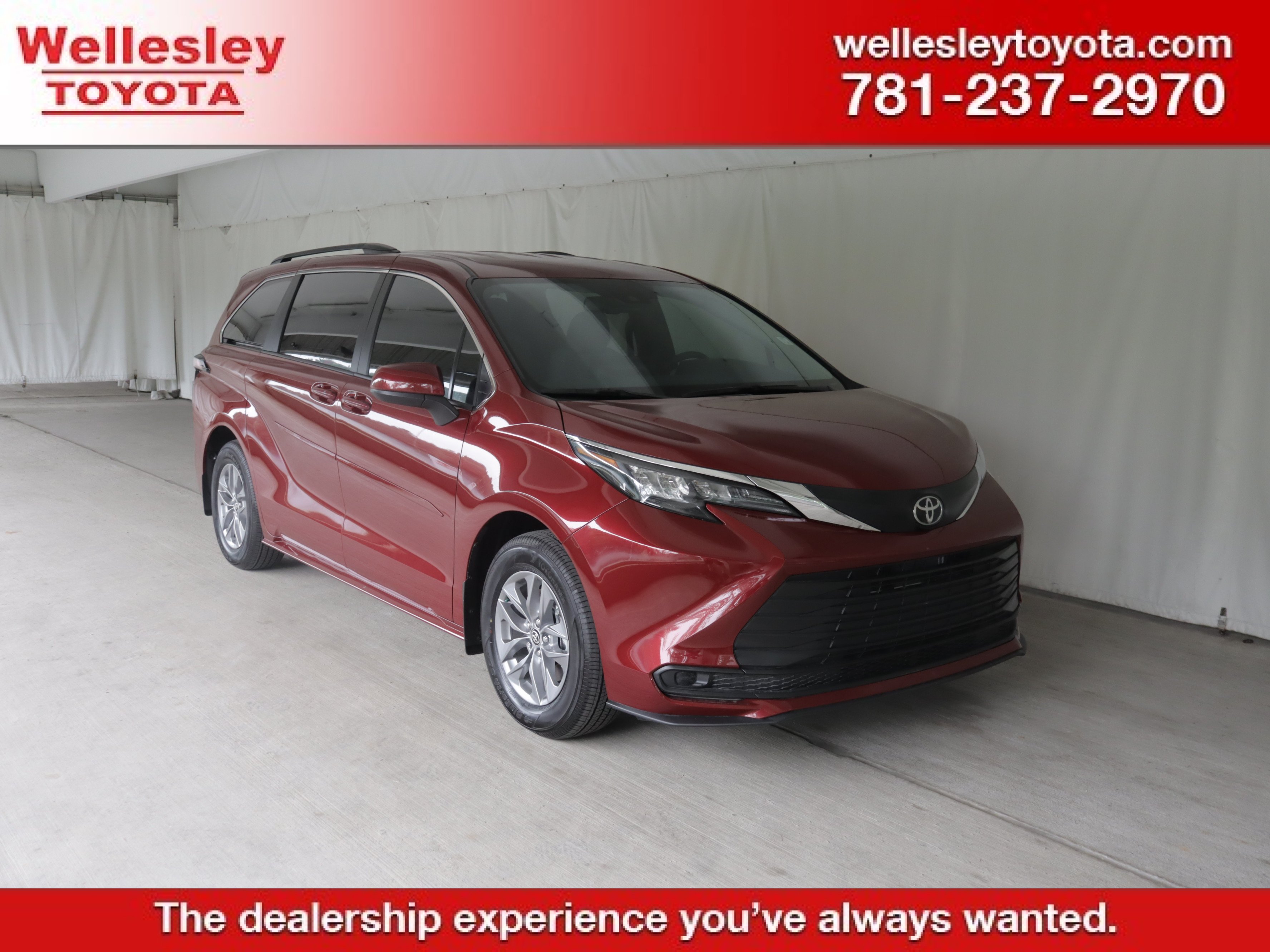 Used 2026 Toyota Sienna LE FWD image 1
