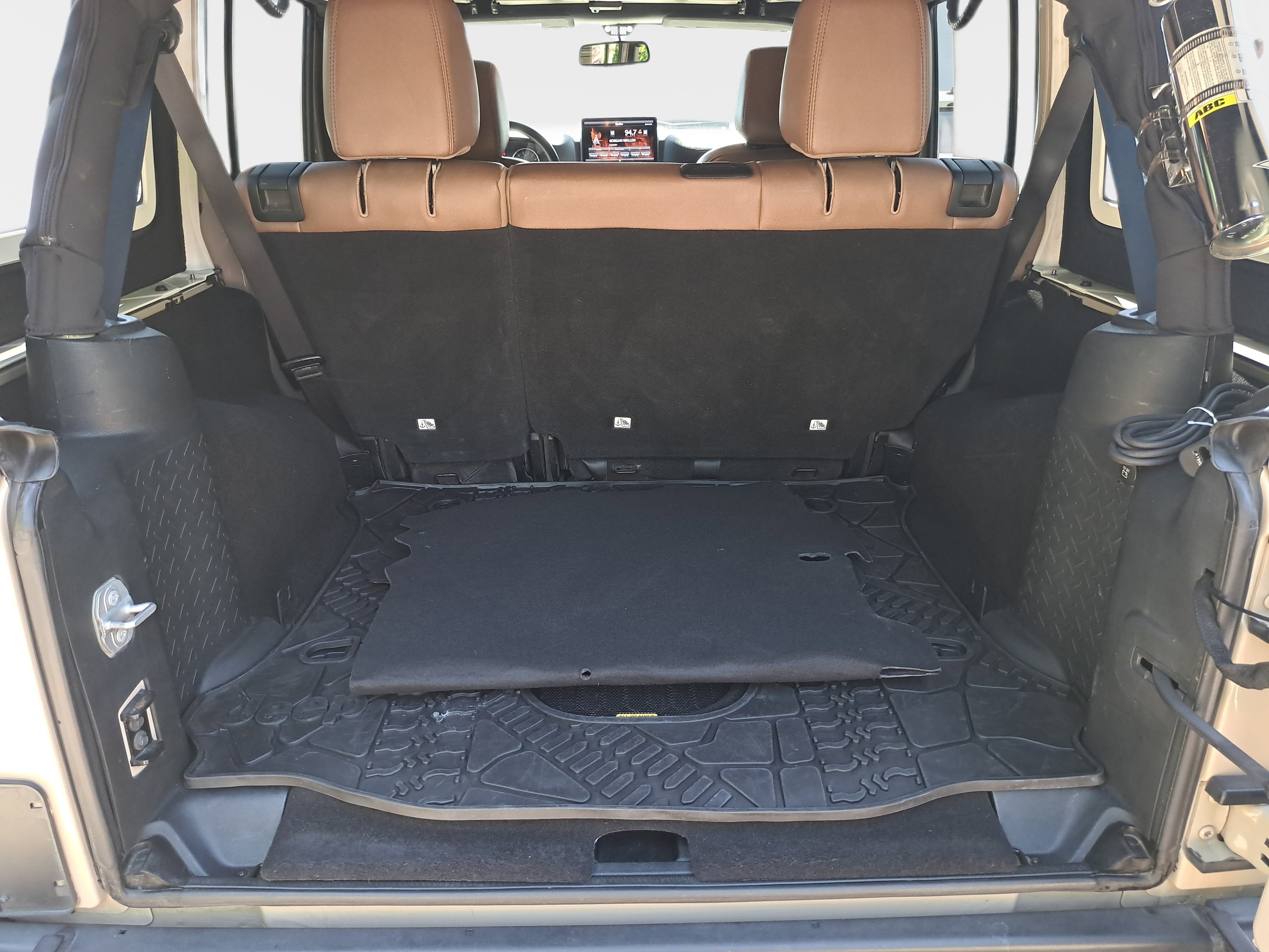 Used 2016 Jeep Wrangler Unlimited Rubicon w/ Connectivity Group image 12