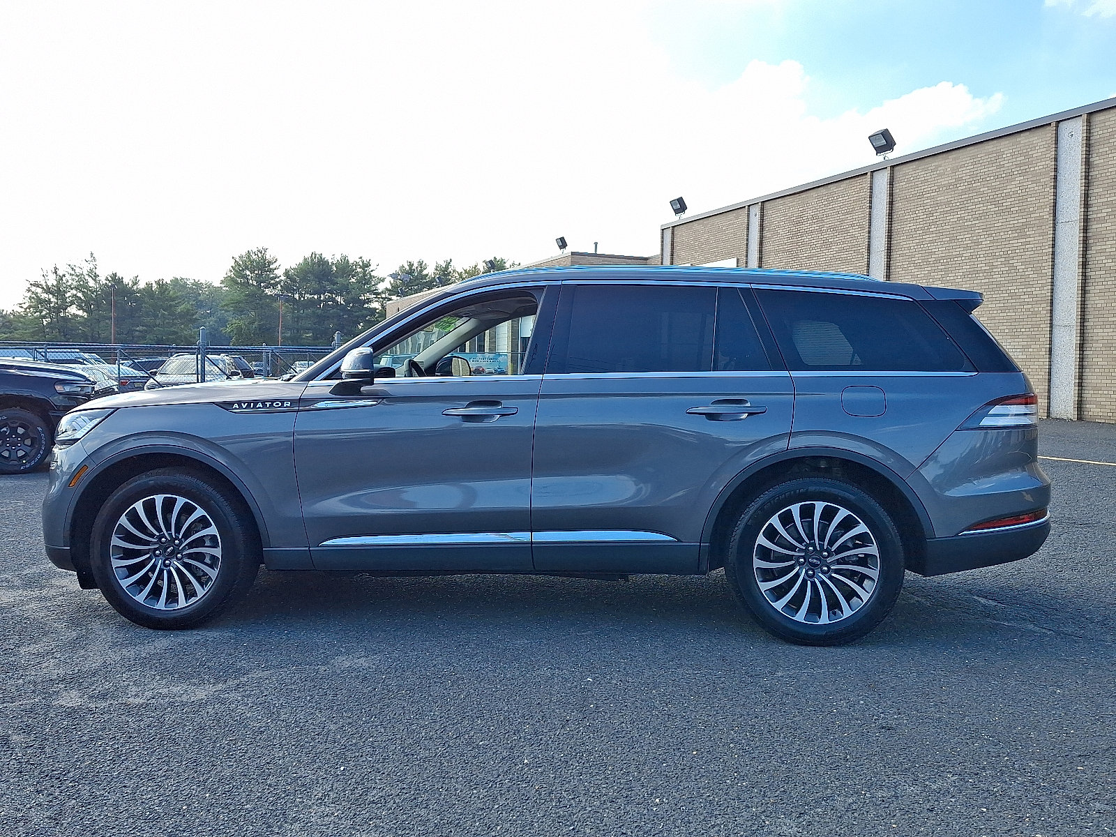 Used 2023 Lincoln Aviator Standard w/ Premium Package image 4