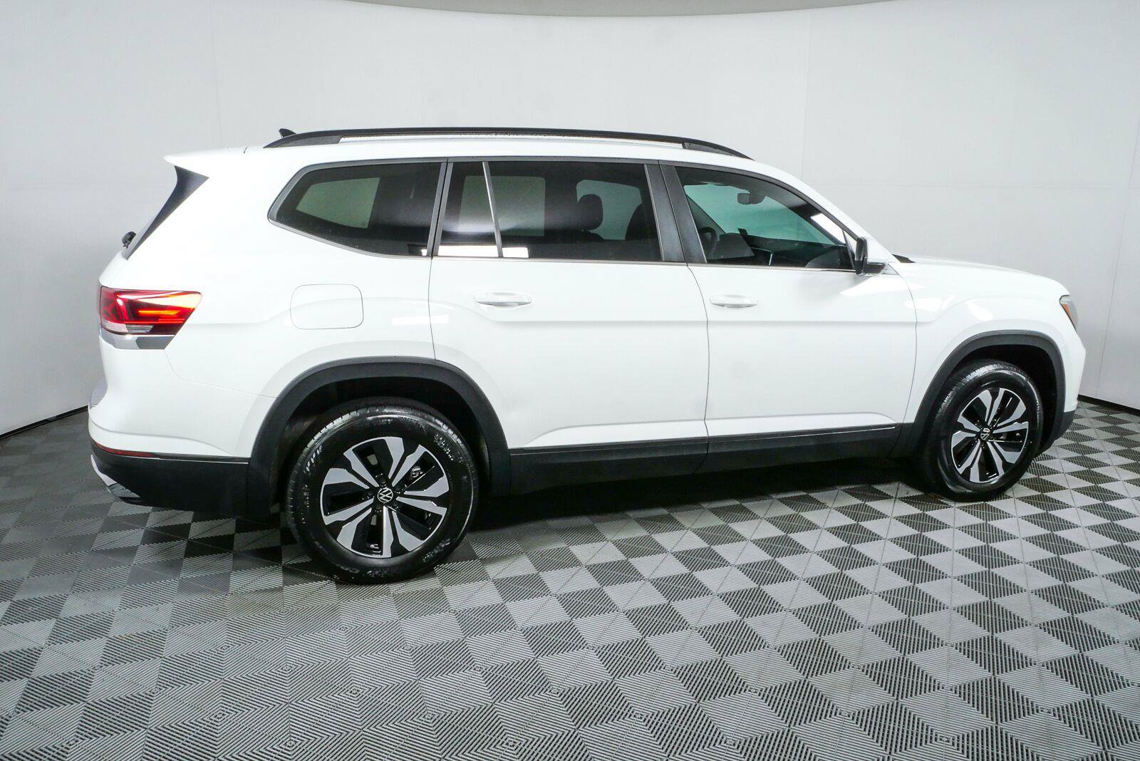 Used 2024 Volkswagen Atlas SE FWD image 2