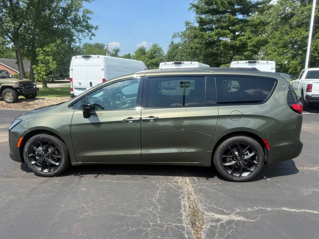 New 2027 Chrysler Pacifica Limited FWD image 7
