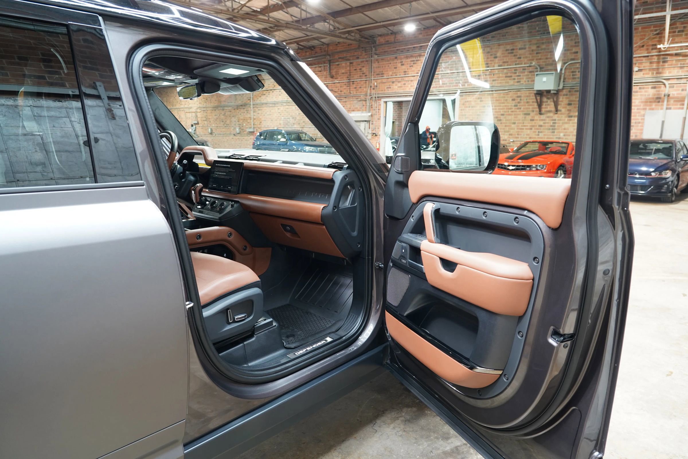 Used 2025 Land Rover Defender 110 image 61