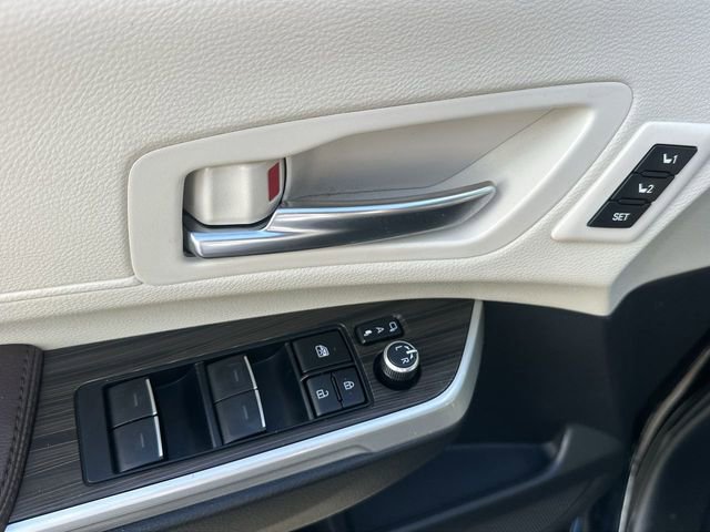 Used 2022 Toyota Sienna Platinum image 24