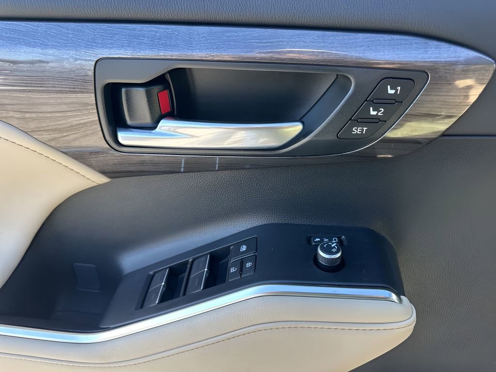 Used 2023 Toyota Highlander Limited image 29