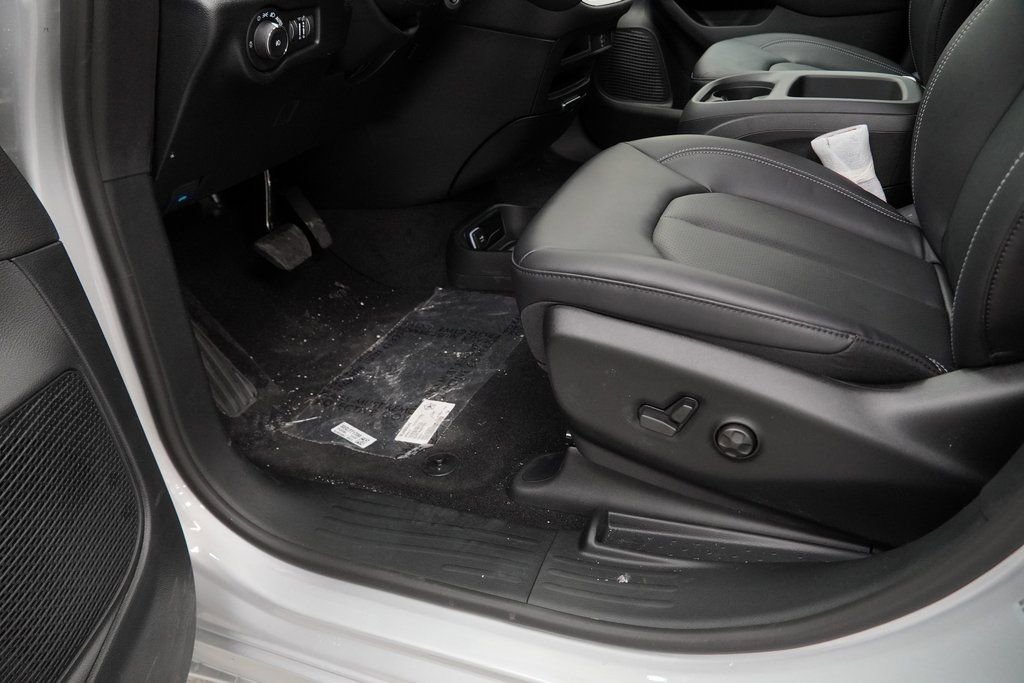 New 2026 Chrysler Pacifica Select image 30