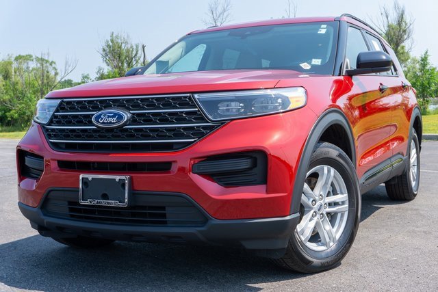 Used 2023 Ford Explorer XLT image 1