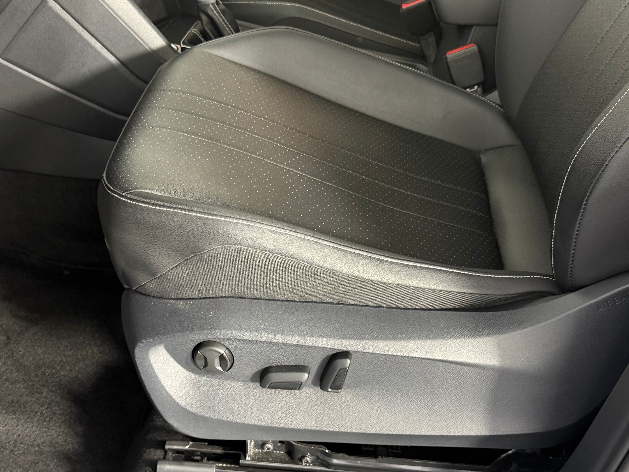 Used 2023 Volkswagen Tiguan SE R-Line FWD image 13