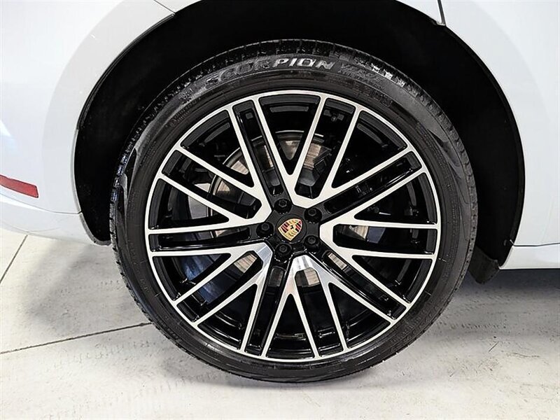 Used 2024 Porsche Macan GTS w/ Sport Chrono Package AWD/4WD image 13