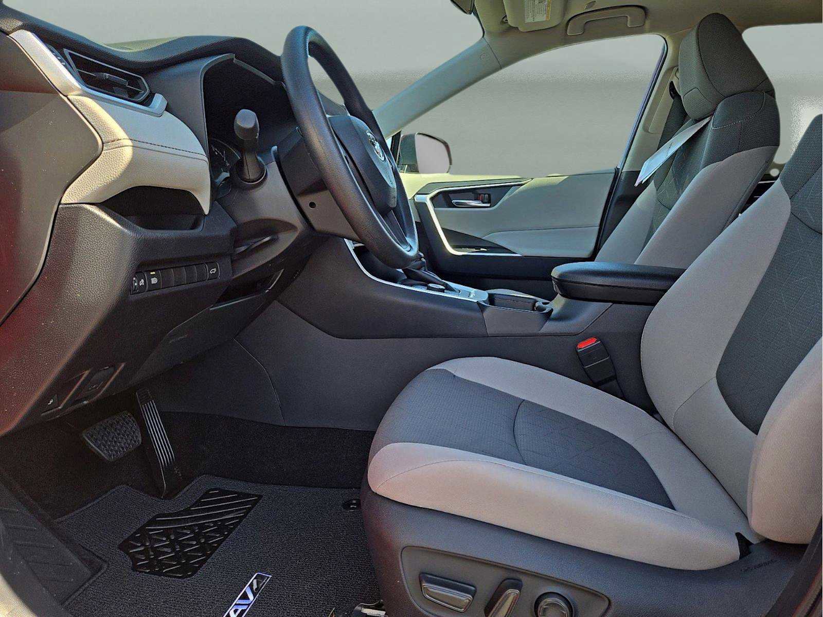 Used 2025 Toyota RAV4 XLE image 18