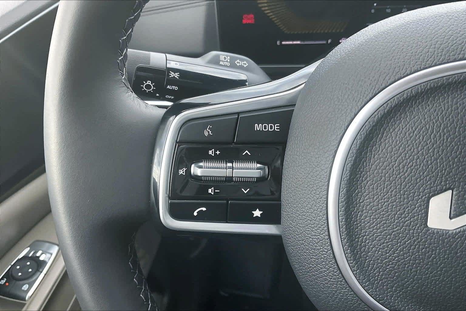 Certified 2026 Kia Carnival FWD image 22