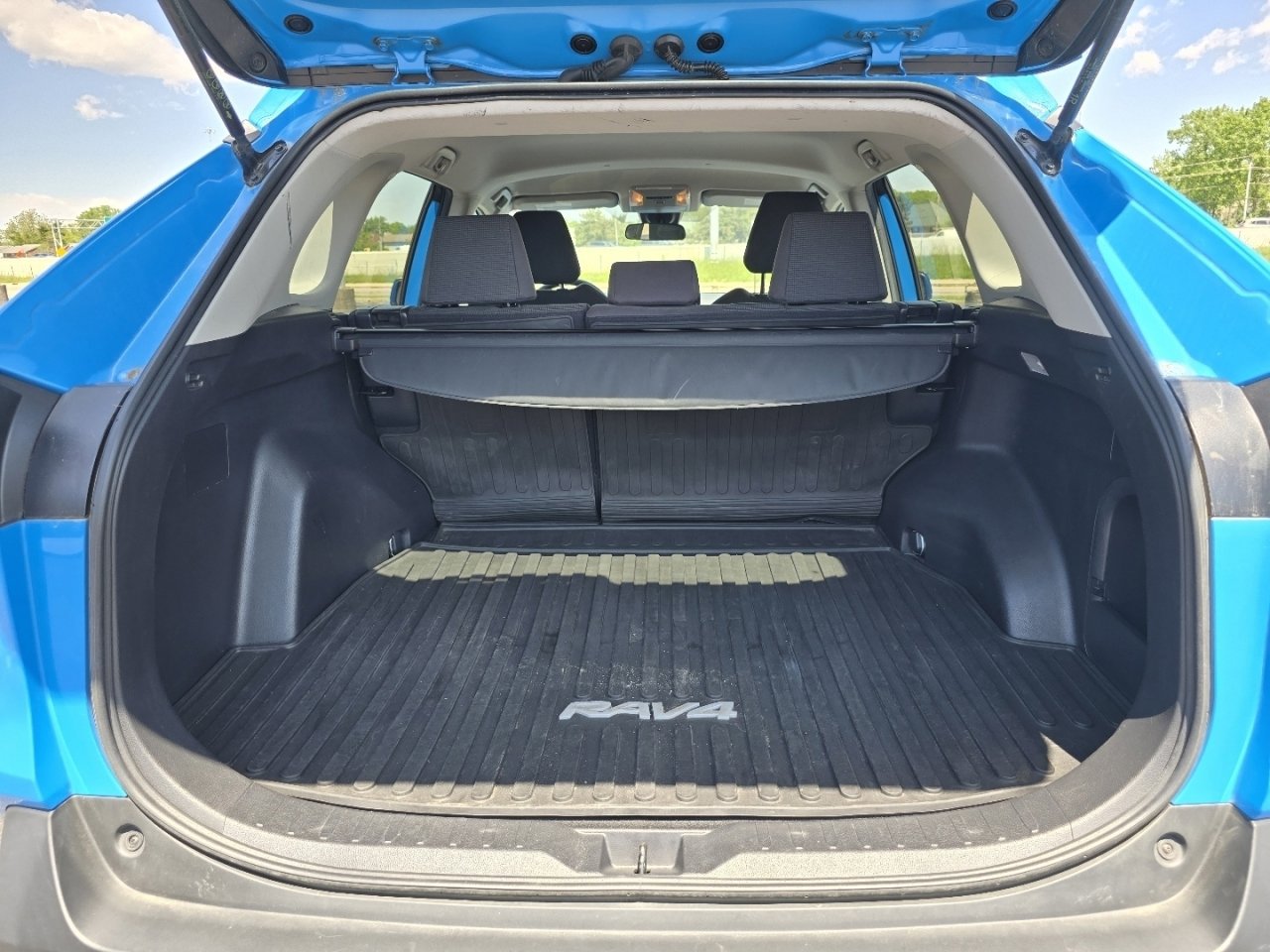Used 2021 Toyota RAV4 LE AWD/4WD image 17