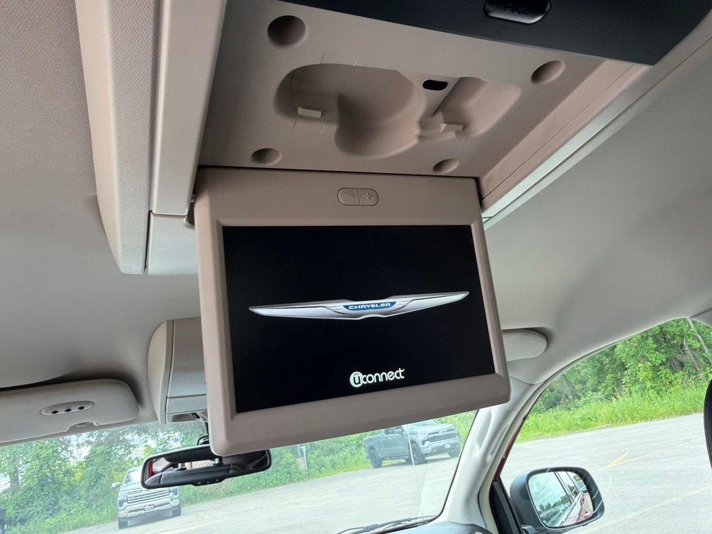 Used 2014 Chrysler Town & Country Touring FWD image 34