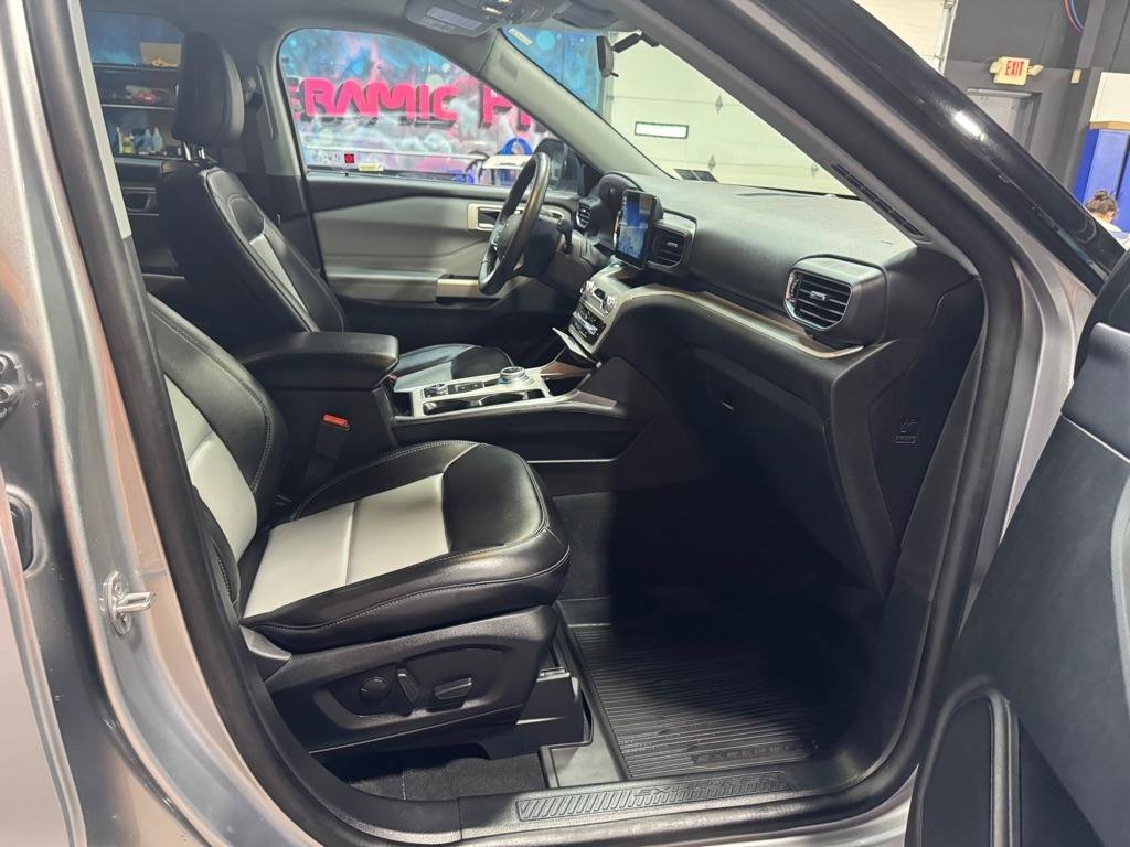 Used 2023 Ford Explorer XLT w/ Equipment Group 202A AWD/4WD image 17