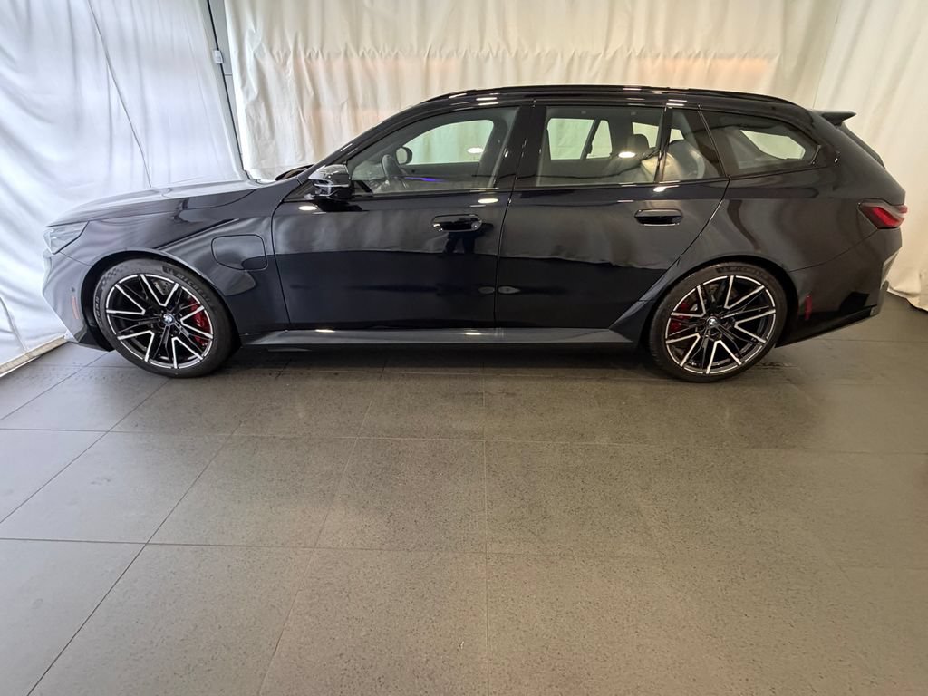 Used 2026 BMW M5 Touring AWD/4WD image 2