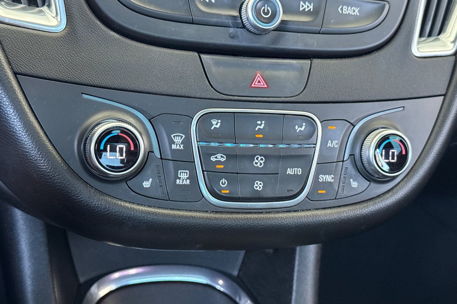Used 2019 Chevrolet Malibu Hybrid w/ Leather Package FWD image 19