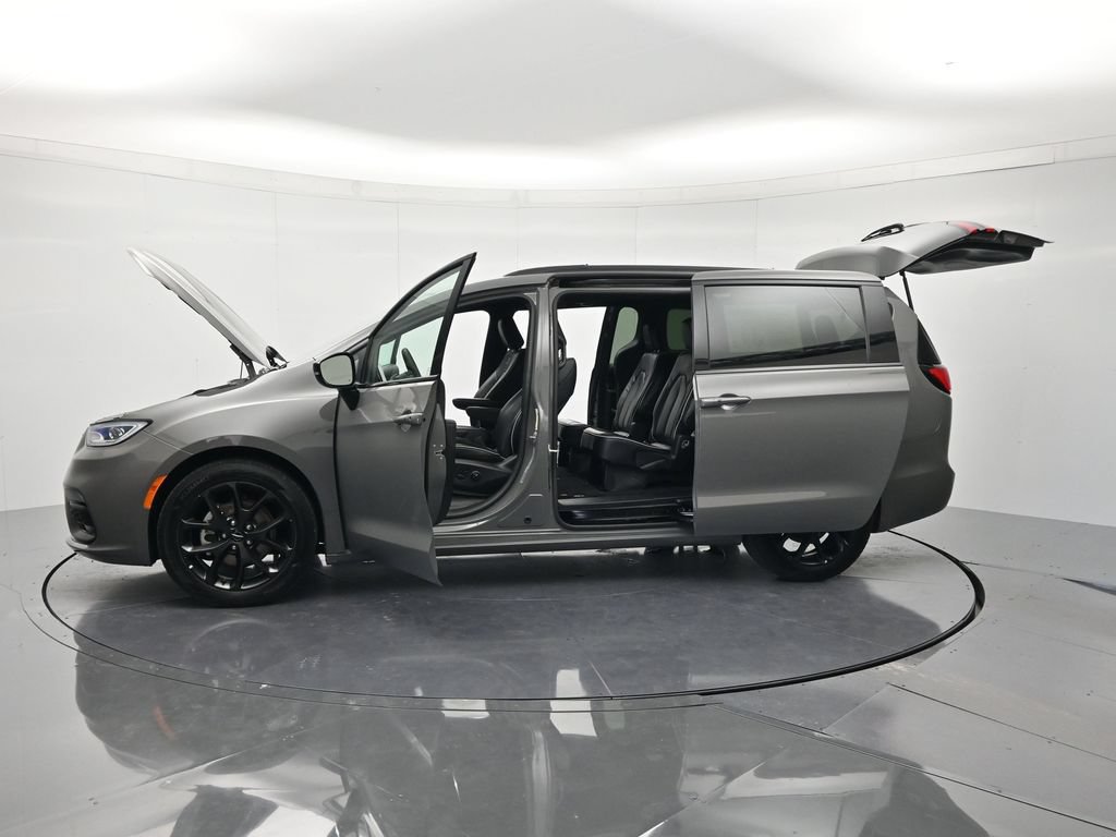 Used 2025 Chrysler Pacifica Limited FWD image 47