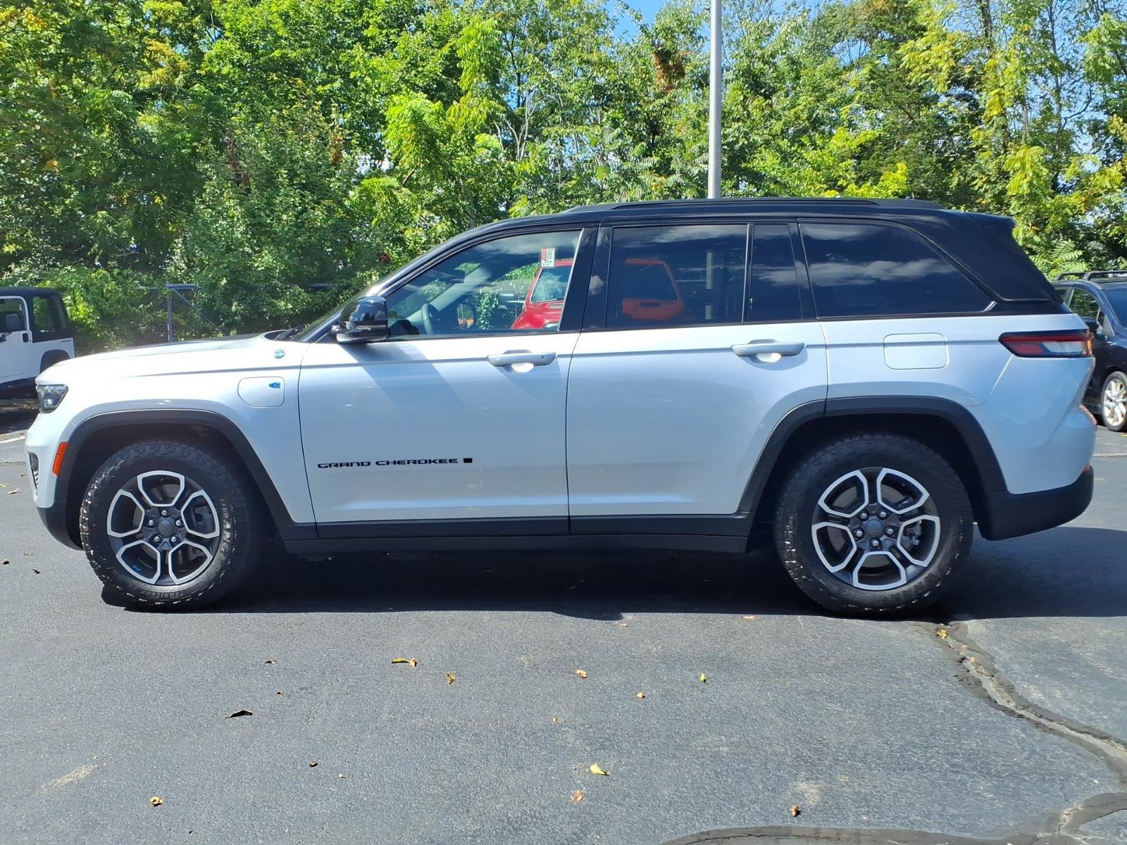 Certified 2023 Jeep Grand Cherokee Trailhawk w/ Luxury Tech Group III AWD/4WD image 4