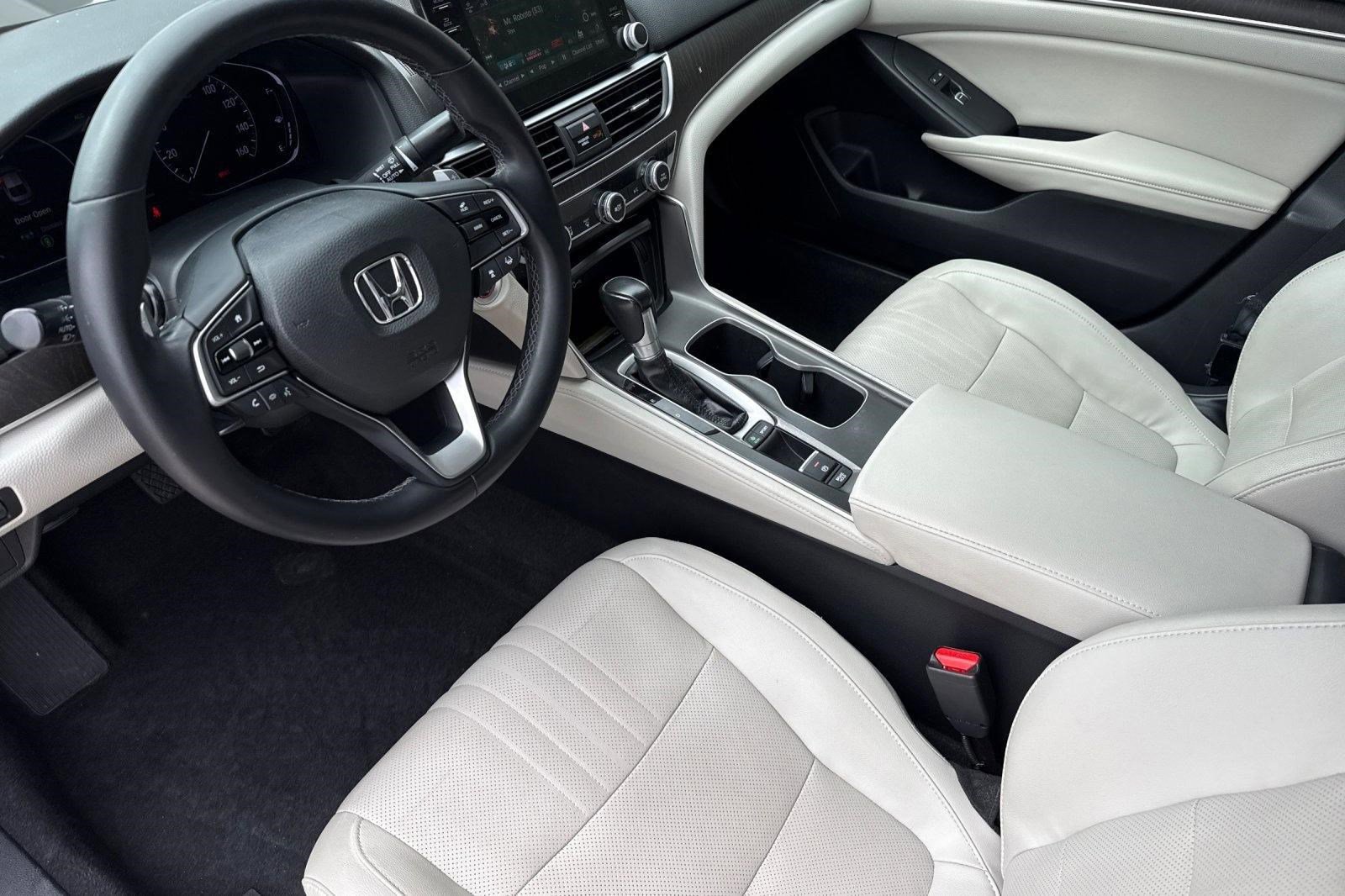 Used 2018 Honda Accord Touring image 4