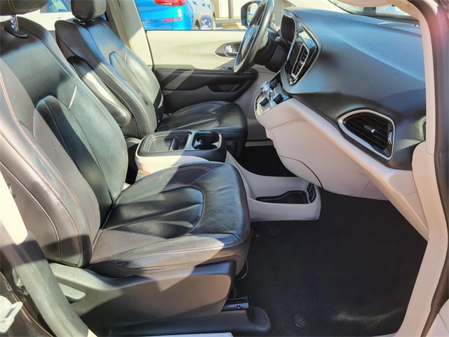 Used 2020 Chrysler Pacifica Touring-L w/ Advanced Safetytec Group image 7
