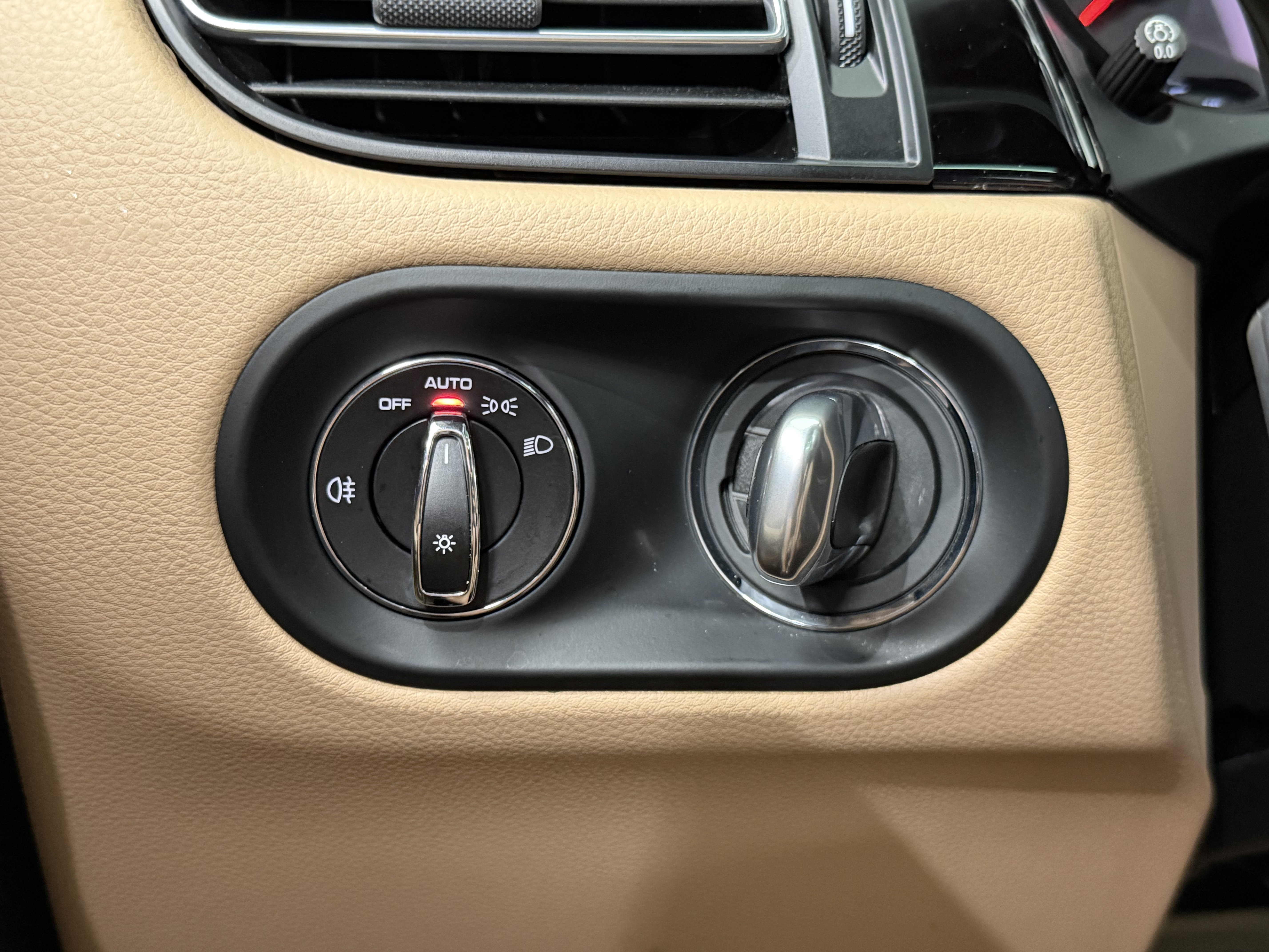 Certified 2021 Porsche Macan AWD/4WD image 46