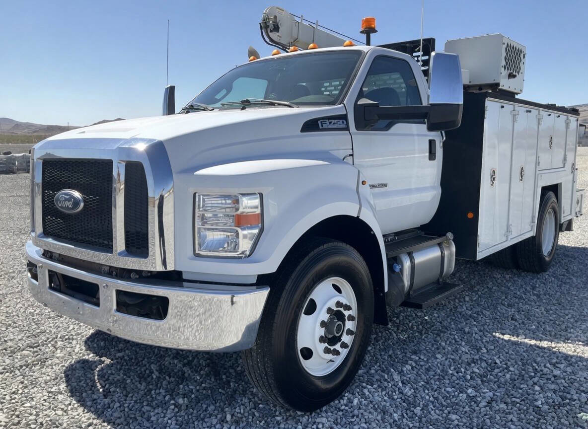 Used 2017 Ford F750 2WD Regular Cab Super Duty image 1