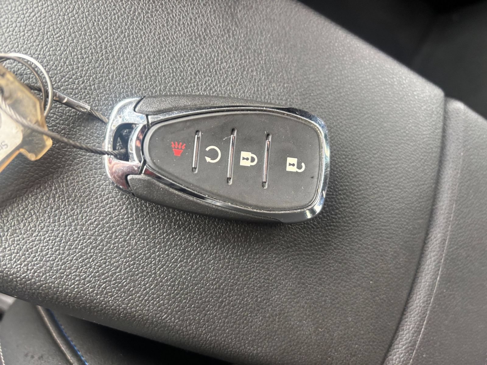 Used 2025 Chevrolet Trax LT FWD image 17