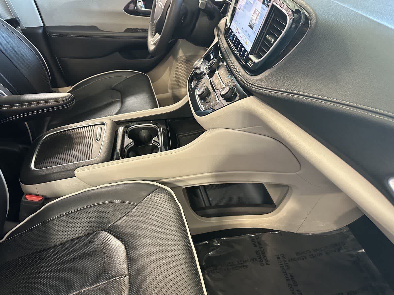 Used 2023 Chrysler Pacifica Limited FWD image 18