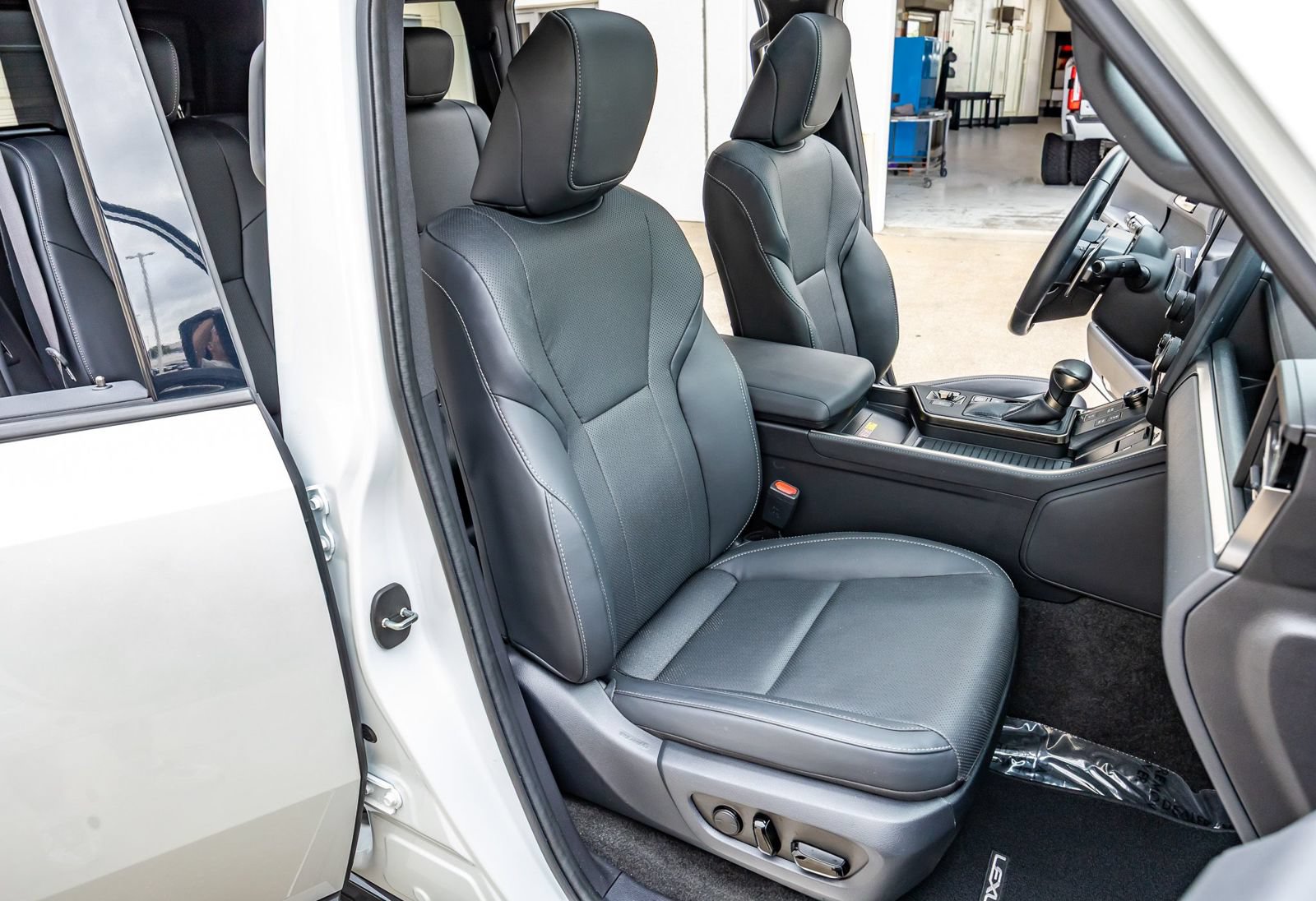 Used 2024 Lexus GX 550 w/ Accessory Package (Z1) AWD/4WD image 32