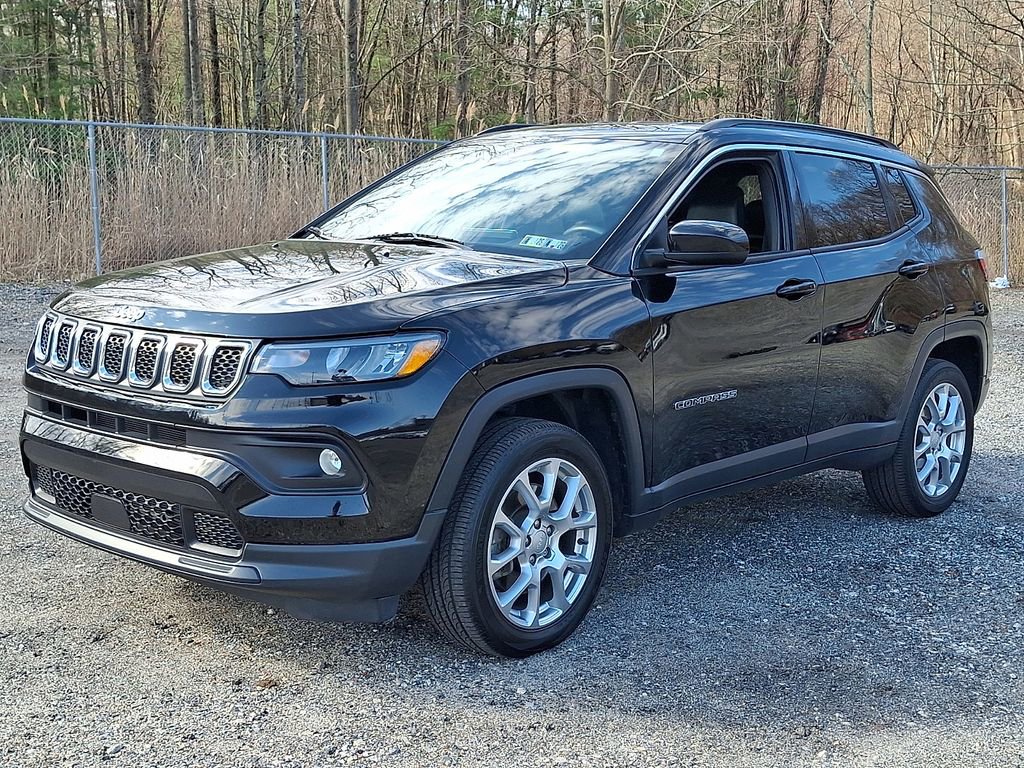 Used 2023 Jeep Compass Latitude image 3