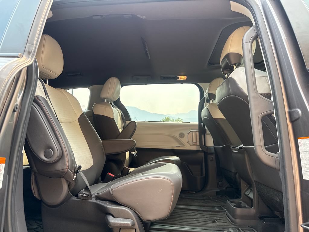 Used 2022 Toyota Sienna XSE w/ XSE Plus Package FWD image 23