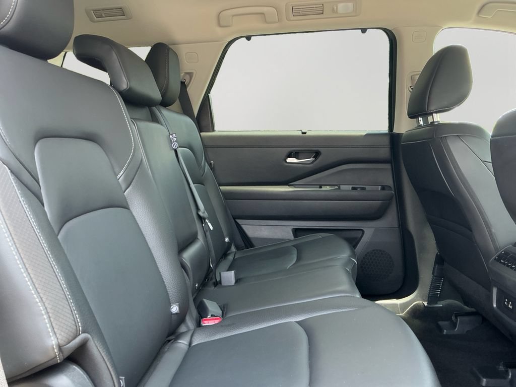 Used 2025 Nissan Pathfinder SL AWD/4WD image 13