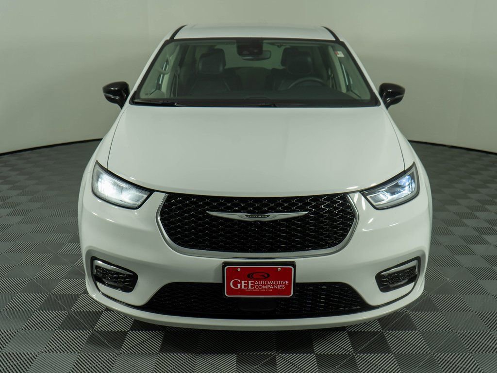 Used 2024 Chrysler Pacifica Select image 2