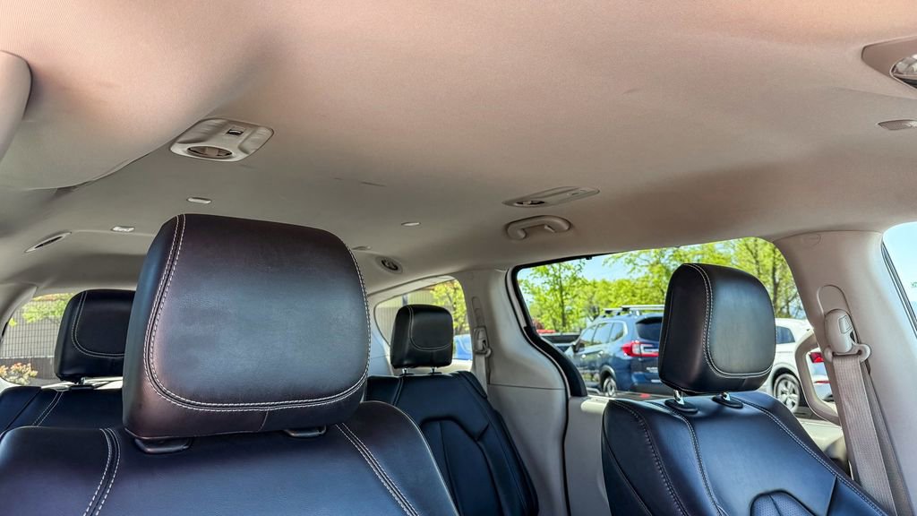 Used 2023 Chrysler Pacifica Touring-L FWD image 16