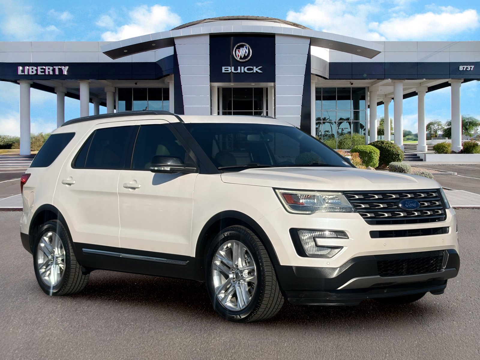 Used 2017 Ford Explorer XLT w/ Equipment Group 202A FWD image 2