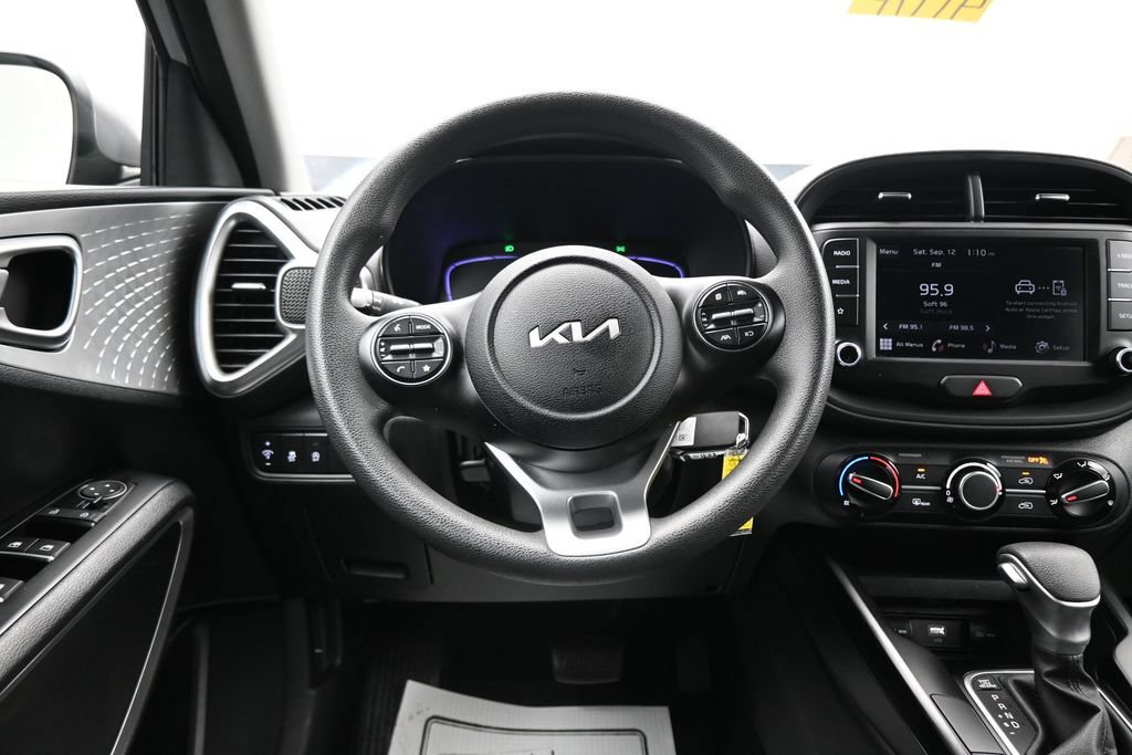 Used 2025 Kia Soul LX w/ LX Technology Package FWD image 15
