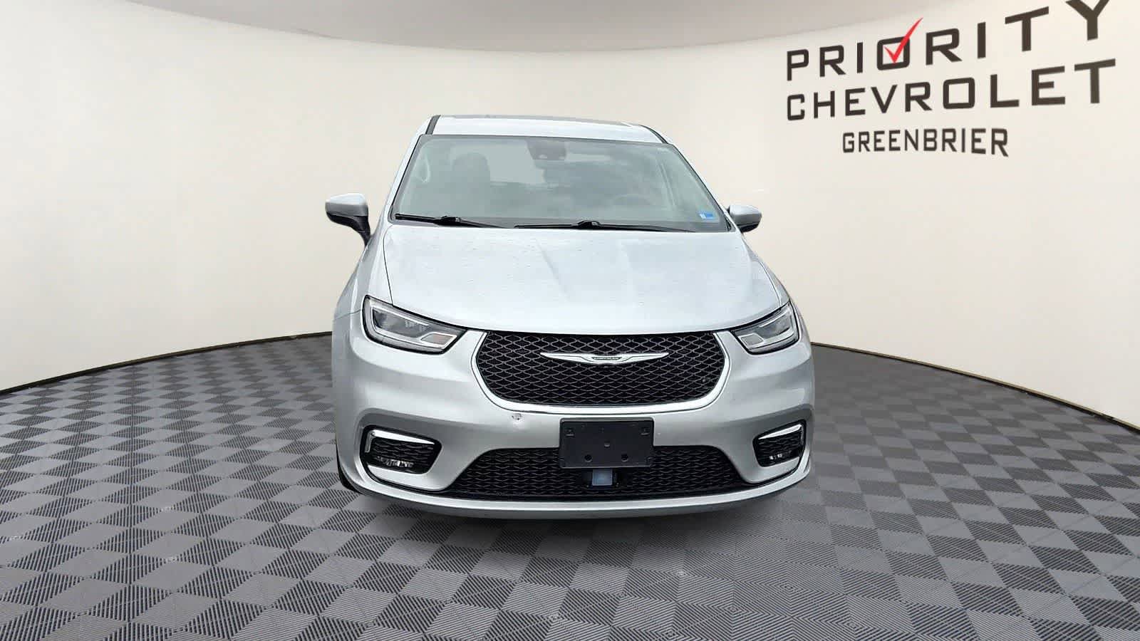 Used 2023 Chrysler Pacifica Touring-L image 3
