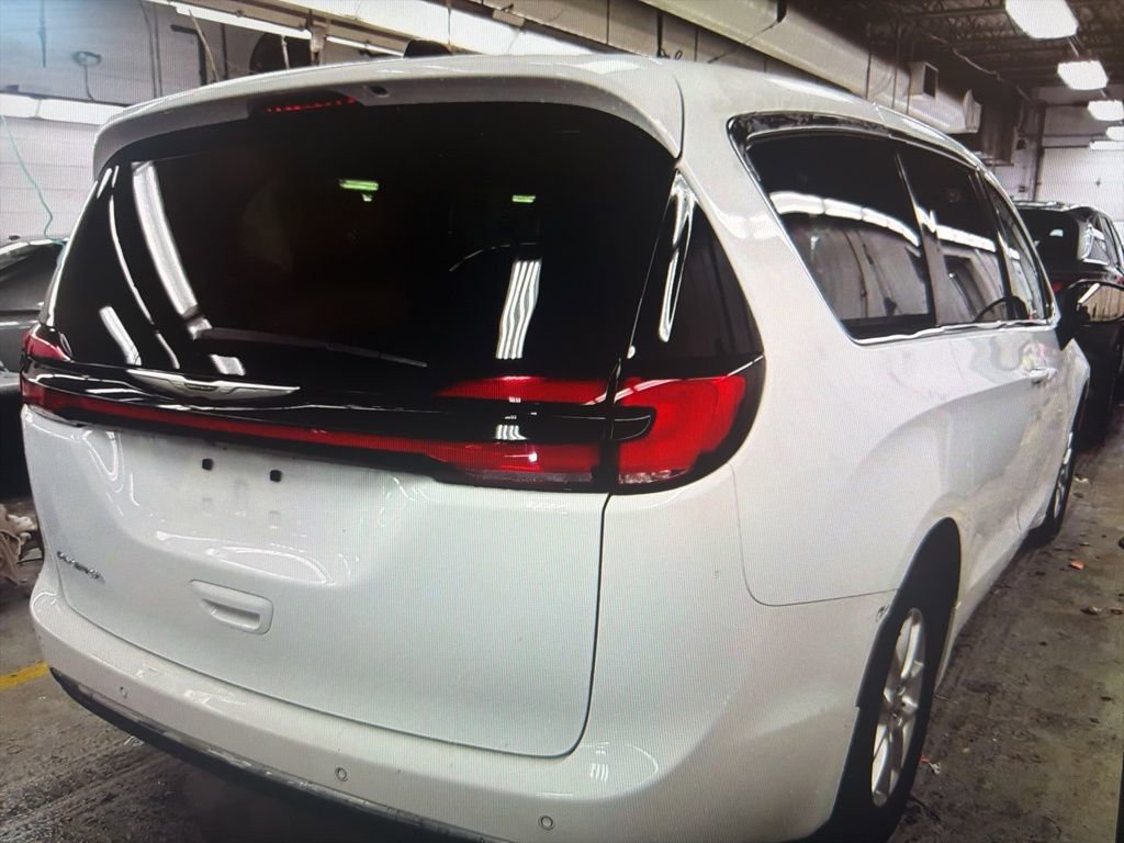 Used 2023 Chrysler Pacifica Touring-L image 6