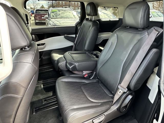 Used 2024 Kia Carnival EX image 18