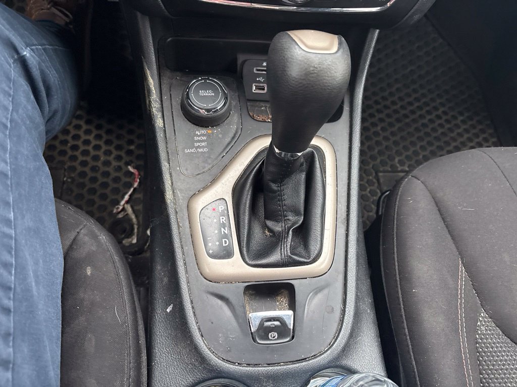 Used 2016 Jeep Cherokee Latitude AWD/4WD image 22