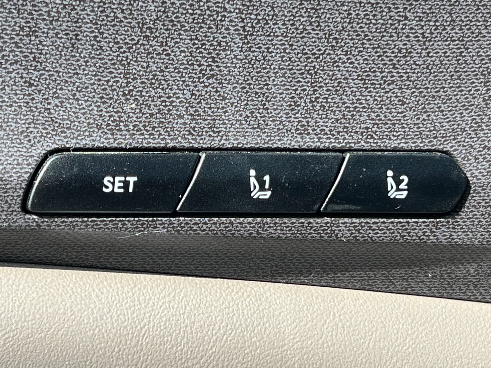 Used 2025 Kia Carnival EX FWD image 5