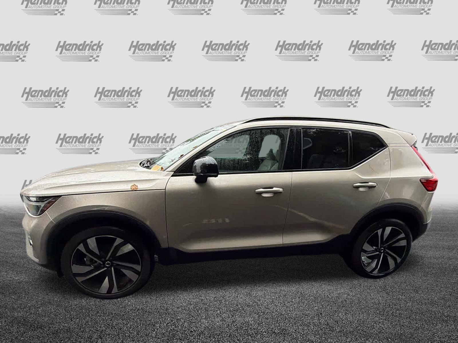 Certified 2024 Volvo XC40 B5 Plus w/ Climate Package AWD/4WD image 10