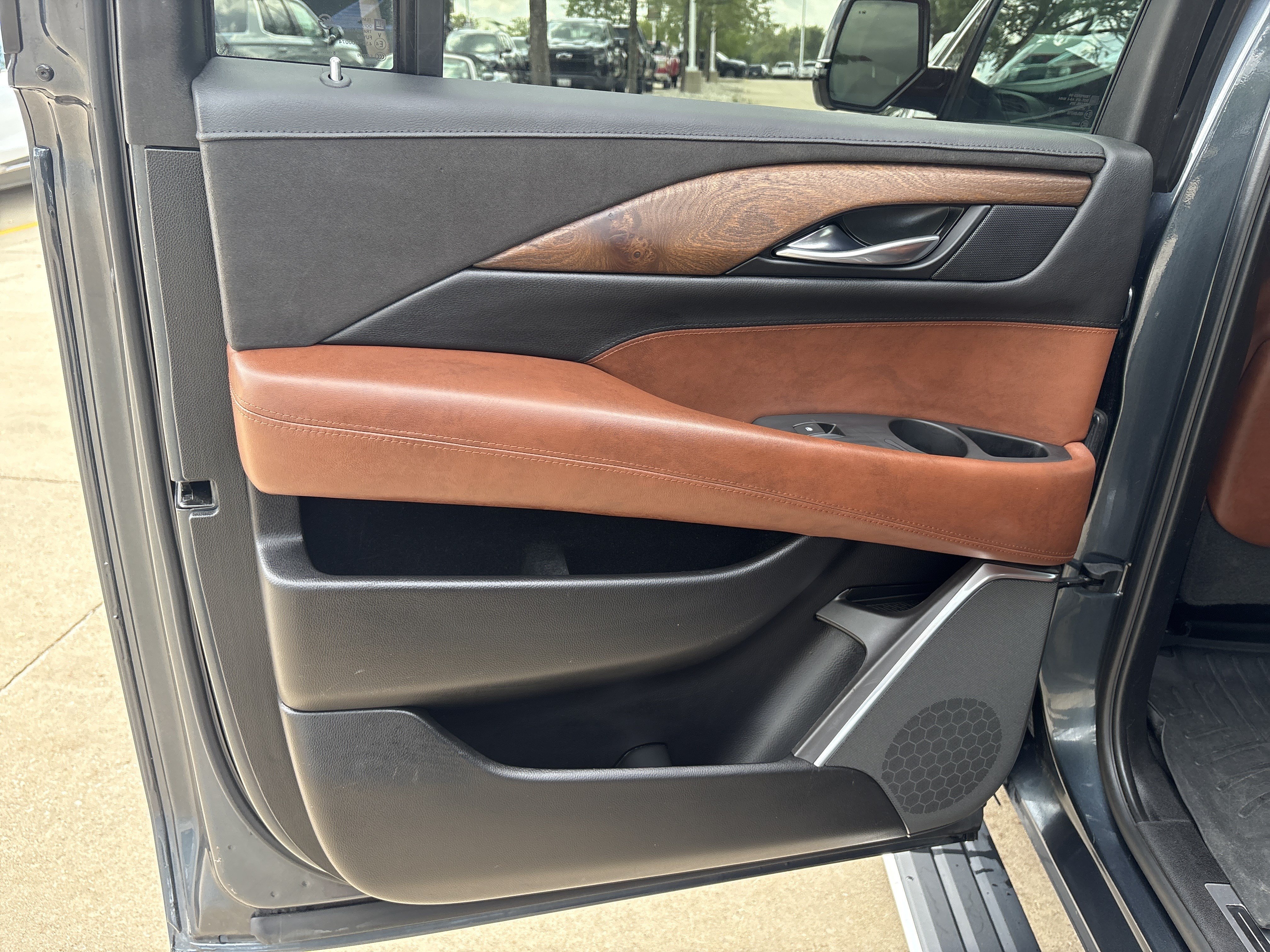 Used 2019 Cadillac Escalade ESV Premium Luxury AWD/4WD image 12