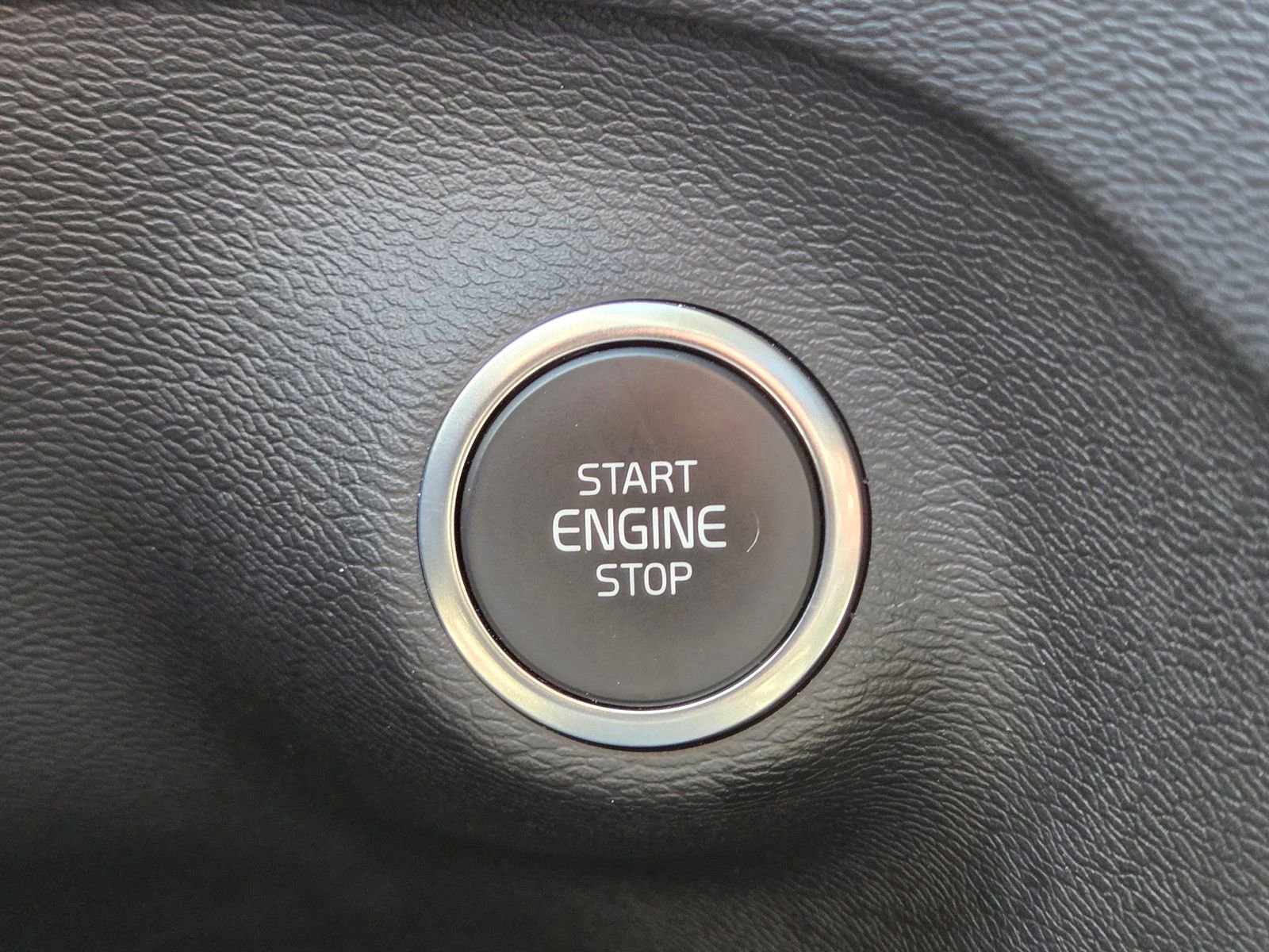 Used 2025 Volvo XC40 B5 Plus image 27