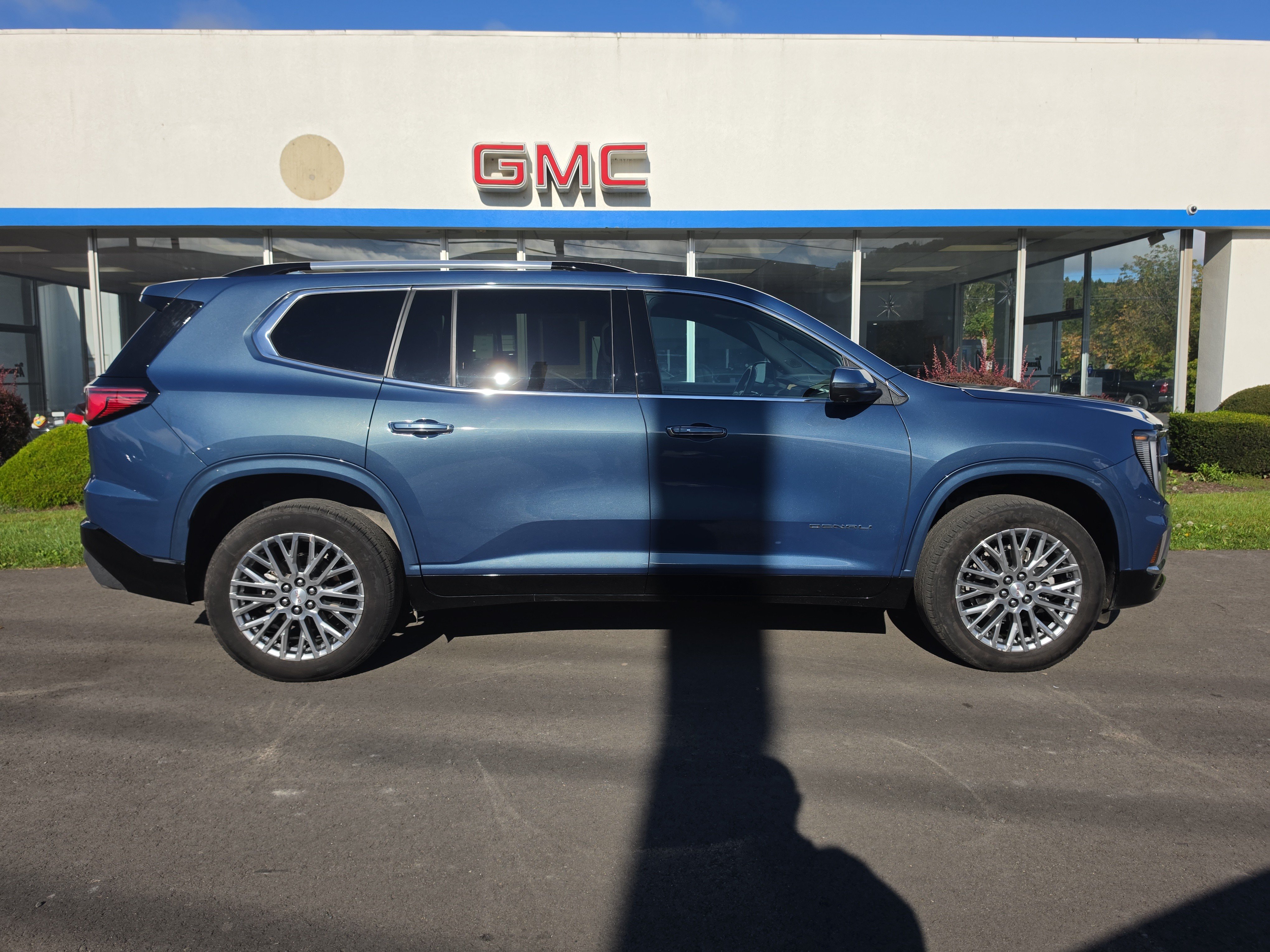 Used 2025 GMC Acadia Denali w/ LPO, Floor Liner Package AWD/4WD image 2